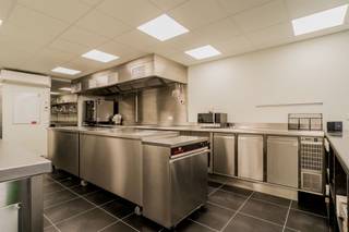 <p><span>In dit gezellig en druk bezocht straatje dat de Bruul en de Ijzerenleen verbindt, op wandelafstand van de Grote Markt, vind je dit veelzijdige handelspand. Het handelspand leent zich voor verschillende doeleinden. Momenteel is het ingericht met een professionele keuken maar een winkel, kantoor of andere inrichting is absoluut ook mogelijk! </span></p><p><span>De bovenverdieping en afgewerkte zolder bieden extra ruimte die naar wens kan worden ingericht als compact appartement, kantoren, personeelsruimte of stockage. </span></p><p><span>Dit pand combineert praktisch gebruiksgemak met een warme uitstraling en een gunstige ligging in een levendige buurt met veel passage.</span></p><p><span>De zaak is momenteel ingericht met een professionele keuken in top staat! Deze kan eventueel mee overgekocht worden. </span></p>