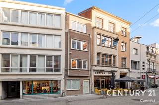 <p>In de Diestsestraat, dé bekende winkelstraat van Leuven die het station met de Grote Markt verbindt en parallel loopt aan de Bondgenotenlaan, bevindt zich deze studentenresidentie. Dankzij haar centrale ligging vormt deze residentie de ideale uitvalsbasis voor studenten die willen genieten van het bruisende stadsleven, terwijl ze zich tegelijkertijd op wandelafstand bevinden van tal van voorzieningen, faculteiten en uiteraard het station van Leuven.<br /><br />Deze kleinschalige residentie omvat 7 studentenkamers met privatief sanitair, afgewerkt met oog voor kwaliteit, comfort en duurzaamheid. Daarnaast beschikt het gebouw over een inpandige fietsenstalling en een gemeenschappelijke keuken met aansluitend terras, waar studenten gezellig kunnen samenkomen, koken en ontspannen. In de kelder worden alle technische voorzieningen ondergebracht en is er een aparte afvalberging voorzien.<br /><br /><strong>Meer informatie of een bezichtiging ter plaatse? Dat kan zeker! Contacteer onze expert Investeringsvastgoed Jacky via </strong><strong>jacky@connect-immo.be</strong><strong> of via 0495 53 46 49</strong><br /><br />EPB Startverklaring</p>