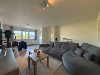 <p><strong><span>Zeer goed onderhouden appartement op de 1ste verdieping (lift aanwezig) met 2 slaapkamers, zuid gericht terras, bovengrondse autostaanplaats, grote garage & kelderberging gelegen te Mol-Rauw! Gemeenschappelijke kosten € 50,00 (forfait). Beschikbaar: 01/01/2027. EPC: 163 kWh/m² (label B).. </span></strong></p>
<p><strong><span><em>Ligging:</em> </span></strong><span>in de nabijheid van winkels, scholen en openbaar vervoer, <span>en met vlotte verbinding naar omliggende gemeenten en de Ring.</span></span></p>
<p><span><strong><em>Indeling:</em> </strong></span><span>inkomhal, woonkamer met open keuken, nachthal, gastentoilet, berging, badkamer, 2 slaapkamers, terras, kelderberging, garage & bovengrondse autostaanplaats.<br /></span><br /><strong><span><em>Omschrijving:</em> </span></strong><span>zeer goed onderhouden appartement op de 1ste verdieping (lift aanwezig). V</span><span>ia de inkomhal, met ingebouwde vestiairekast, kom je in een ruime woonkamer met open keuken, deze is volledig geïnstalleerd met keramische kookplaat, dampkap, koelkast en combi-oven. </span><span>De nachthal geeft uit op 2 slaapkamers, een badkamer met inloopdouche en enkele lavabo in meubel, een apart toilet en een berging met uitstortgootsteen en aansluitingen voor wasmachine en droogkast. </span><span>Achteraan het appartement is er een ruim zuid georiënteerd terras, voorzien van een elektrische zonneluifel.</span><br /><span>Zowel de kelderberging en de privatieve garage zijn van groot formaat en zijn inbegrepen in de prijs, alsook een extra bovengrondse autostaanplaats.</span></p>