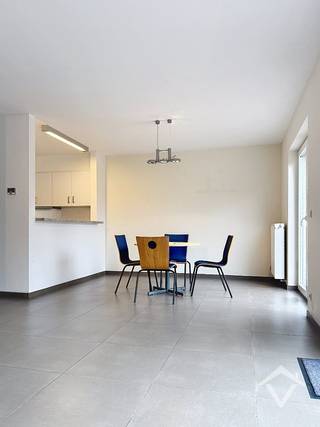 Deze woning is gelegen te Staden en bestaat uit: oprit - inkomhal - toilet - garage - keuken - living - zeer grote kelder (woning is volledig onderkelderd) - terras - tuin - nachthal - 3 slaapkamers - douchekamer - berging - toilet - badkamer - zolder. <br /><br />Deze woning is direct vrij. Huurprijs 885 €/mnd.