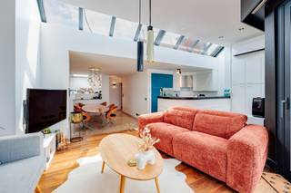 <p><span>Dit </span><span>appartement </span><span>te koop is gelegen aan de </span><span>Karel Soetelaan</span><span> in Antwerpen Borsbeek. Vlakbij vind je winkels, scholen, openbaar vervoer en </span><span>groene parken zoals Fort II</span><span>. Belangrijke invalswegen zijn ook meteen bereikbaar.</span></p><p><span> </span></p><p><span>Het appartement heeft een bruikbare oppervlakte van zo'n 93m² en beschikt over een </span><span>aangenaam terras</span><span>. Het appartement is </span><span>volledig instapklaar</span><span> en </span><span>tip top in orde</span><span>. Momenteel is er één slaapkamer aanwezig alsook een </span><span>berging</span><span> op het gelijkvloerse en een </span><span>kelderberging</span><span>. Parkeren doe je heel eenvoudig in de </span><span>garage </span><span>. </span></p><p><span> </span></p><p><span>Kelderverdieping</span></p><p><span>- Berging</span></p><p><span> </span></p><p><span>Gelijkvloerse verdieping</span></p><p><span>- Garage</span></p><p><span>- Berging</span></p><p><span> </span></p><p><span>Tweede verdieping</span></p><p><span>- Inkomhal</span></p><p><span>- Leef- en eetruimte</span></p><p><span>- Geïnstalleerde keuken</span></p><p><span>- Badkamer met douche, ligbad en dubbele lavabo</span></p><p><span>- Gastentoilet</span></p><p><span>- Terras</span></p><p><span> </span></p><p><span>Troeven</span></p><p><span>- Instapklaar appartement met unieke indeling</span></p><p><span>- Centrale ligging</span></p><p><span>- handige garage verplicht bij aan te kopen voor </span><span>€20.000</span></p><p><span>- CV op gas </span></p><p><span>- Airco</span></p><p><span>- conforme elektriciteit</span></p><p><span>- Gerenoveerd in 2013</span></p><p><span>- 8 zonnepannelen</span></p><p><span> </span></p><p><span>Ben jij geïnteresseerd in dit huis te koop in Borsbeek, ben je op zoek naar ander vastgoed of wens je de waarde van jouw eigendom te kennen? Dan ben je bij BOLT immo aan het juiste adres! Wij helpen jou graag verder.</span><span> </span></p><p><span> </span></p><p><span> </span></p>