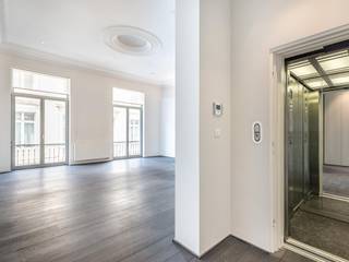 Te midden van de mooiste monumenten van Brussel, vlakbij het Koninklijk Paleis, de Kunstberg en de Zavel. Dit appartement met een...
