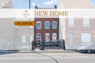 Deze woning is centraal gelegen dichtbij alle faciliteiten van de stad zoals scholen, winkels en openbaarvervoer. Het station is ook op amper 10 min stappen. Er is ook een privé oprit ideaal voor de wagen en de fietsen.<br /><br />Binnen ontdek je een ruime woning met grote leefruimtes en 4 slaapkamers.<br />De indeling is als volgt : ruime inkomhal met vestiaire en trappenhal, rechts een grote living/leefruimte en helemaal op het einde van de hal een deur voor naar de droge praktische kelder te gaan en een deur voor naar de nieuwe leefkeuken te gaan dat in connectie staat met het terras en de tuin. Naast de tuin is er ook een praktische wasplaats.<br /><br />Op de eerste verdieping zijn er 2 slaapkamers en een te renoveren badkamer. <br />De tweede verdieping telt tevens 2 mooie slaapkamers. <br />De geïsoleerde zolder is ideaal als extra berging.<br /><br />EPC C, asbestveilig, goedgekeurde elektriciteit, overal dubbele beglazing, centrale verwarming in alle kamers.<br />De woning vraagt nog enkele verfraaïngswerken zoals sommige vloeren, de badkamer en schilderwerken. <br />Geen grote werken, maar werken die deze charmante woning nog aantrekkelijker zullen maken met als resultaat een mooie investering voor de toekomst. <br /><br />Het terras en de tuin zijn toppers voor de zomer maanden. Volledig ingesloten, gezellig, praktisch en gemakkelijk in onderhoud.<br /><br />Wij helpen u graag verder in uw zoektocht naar een nieuwe woonst. Neem contact met Fabienne voor een bezoek. 0475/34.00.40<br /><br />