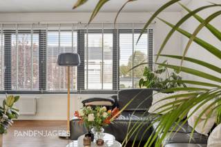 Deze bel-etage ligt in de gezellige Duffelse woonwijk De Beunt en werd rond 2018 volledig vernieuwd, waardoor de woning niet alleen een gunstige EPC B-label heeft, maar ook conforme elektriciteit heeft en asbestveilig werd gekeurd. <br /><br />De woning bestaat op het gelijkvloers uit een inkomhal met doorgang naar de diepe garage, met achteraan nog een een ruime berging met wasplaats. <br /><br />Op de eerste verdieping is er een lichtrijke woonkamer die in verbinding staat met de volledig uitgeruste, moderne leefkeuken. Bovendien is er een gastentoilet voorzien op deze verdieping. Op de tweede verdieping bevinden zich de twee slaapkamers en de moderne badkamer met inloopdouche en tweede toilet. <br /><br />De buitenruimte werd onderhoudsvriendelijk aangelegd en is volledig omheind, ideaal om zelf tot rust te komen en uitermate geschikt voor een hondje. <br /><br />Pandenjagers is een innovatief vastgoedkantoor en kiest bewust voor een unieke en transparante aanpak. Bij ons bestaat de totale aankoopprijs altijd uit twee duidelijke onderdelen: de adviesprijs die bovenaan in de advertentie vermeld staat, plus onze vaste commissie van 10.000 euro incl. BTW. Dankzij deze open prijsstructuur krijgt u als koper vanaf het eerste moment een eerlijke inkijk hoe de totale prijs van het pand tot stand is gekomen. <br /><br />Contacteer ons voor een bezoek via 015 677 000 of info@pandenjagers.be.