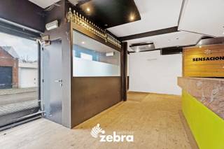 Dit ruime handelspand (voorheen café Sensacion) met duplex-appartement, ideaal gelegen vlakbij het bruisende centrum van Kuurne, biedt dankzij zijn commerciële ligging een breed scala aan mogelijkheden.<br /><br />De gelijkvloerse verdieping beschikt over een ruime, multifunctionele handelsruimte, geschikt voor het uitoefenen van een (vrij) beroep. Momenteel is het handelhuis ingericht als café, voorzien van een tapinstallatie, toog en frigo's. <br />Daarnaast is er een extra berging, toiletruimte en een zuidoost gerichte tuin met terras aanwezig.<br /><br />Via de traphal komt u in het privégedeelte, waar u een uitgeruste keuken, een aparte bureauruimte en een lichtrijke woon- en eetkamer voorzien van een houtkachel aantreft.<br />De vaste trap leidt naar de tweede verdieping, deze beschikt over drie slaapkamers, een badkamer met toilet en een ingerichte dressing.<br /><br />Tot slot beschikt dit multifunctioneel pand over een praktische kelder, centrale verwarming op aardgas, aparte zolderruimte, dubbele beglazing, ...<br /><br />Dit te renoveren eigendom biedt een uitstekende setting voor zowel privéleven als professioneel gebruik.<br /><br /><strong>Ook wild geworden van deze thuis? <br />Twijfel niet langer en leg vandaag nog uw bezoek vast!</strong>