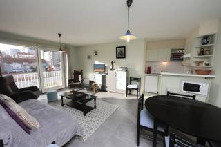 Ce charmant appartement lumineux bénéficie d'un emplacement paisible dans le quartier agréable de Mariakerke, à proximité du Zeedijk, des commerces, des restaurants et des transports en commun. Un emplacement idéal pour ceux qui recherchent un cadre de vie tranquille tout en profitant de toutes les commodités.<br /><br />Situé au deuxième étage, l'appartement s'ouvre sur un hall d'entrée desservant les différentes pièces. Le séjour lumineux avec coin repas bénéficie d'une belle lumière naturelle et s'ouvre sur une terrasse exposée plein sud par une baie vitrée coulissante, où vous pourrez profiter du soleil en toute tranquillité. La cuisine américaine est fonctionnelle et équipée d'une plaque de cuisson électrique, d'un four et d'un réfrigérateur.<br /><br />L'appartement comprend également une salle de bains rénovée avec une douche à l'italienne moderne, un lavabo et des toilettes, ainsi qu'une chambre spacieuse et confortable. Caractéristiques supplémentaires :<br /><br />• Local à vélos disponible dans l’immeuble<br /><br />• Construction : 1991<br /><br />• Possibilité de louer un garage à proximité<br /><br />Un appartement idéal comme résidence principale, secondaire ou investissement, dans un emplacement privilégié près de la mer.<br /><br />Pour une visite ou plus d’informations, veuillez nous contacter par téléphone au 0495/50.69.20 ou par courriel à nicolas@jolieinvest.be