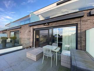 Op een boogscheut van het centrum bieden wij u in residentie "Cheval d'Or" een uiterst aangenaam en zonnig appartement (95 m²) op de eerste verdieping waardoor u geniet van een mooi verzicht!<br /><br />Alle hedendaags comfort is aanwezig en steeds zeer goed onderhouden! Ideaal voor wie onmiddellijk wil genieten!<br /><br />De indeling is als volgt: <br />- inkomhal<br />- gezellige lichtrijke leefruimte met open keuken (volledig ingericht met combi oven, inductie kookplaat, frigo, dampkap, dubbele spoelbak en vaatwasmachine.<br />- 2 volwaardige slaapkamers <br />- ingerichte badkamer met lavabomeubel en inloopdouche<br />- apart toilet<br />- berging/wasplaats<br /><br />Buiten geniet u van een groot zonovergoten terras (22 m²) met zonneluifel en terrasverwarming<br /><br />Extra troeven:<br />- private bovengrondse garage te bereiken via Ter Hedestraat aan de achterkant<br />- gemeenschappelijke fietsenstalling<br />- ZO oriëntering vooraan, avondzon achteraan<br />- PVC-ramen met dubbele beglazing + extra dempingslaag in de slaapkamers <br />- E-peil = 45 (= energiezuinig)<br /><br />Gemeenschappelijke kost (syndic) = 50 € per maand.<br />De garage is inbegrepen in de huurprijs.<br />Beschikbaar vanaf 1/01/2027.