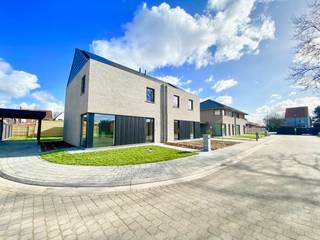 MAIL NAAR CHADIA@WIJSVASTGOED.BE VOOR EEN BEZOEKAANVRAAG - TELEFONISCH WORDEN ER GEEN BEZOEKEN INGEPLAND !<br /><br />Deze moderne woning heeft een enorm goede ligging te Maldegem, met alles zeer nabij maar toch ligt dit woonhuis in een heel rustige en kleinschalige woonwijk, dit is een absolute TOPlocatie ! <br />Dit woonhuis voldoet aan alle hedendaagse wensen &amp; energiezuinigheid ! Er is een zeer aangename &amp; lichtrijke leefruimte met open keuken en een volledig aangelegde tuin! Op de bovenverdieping heeft u 3 mooie slaapkamers en een moderne badkamer ! <br /><br />Indeling: inkom, apart toilet, ruime leefruimte met open keuken, berging/wasplaats en de zonnige tuin met tuinberging.<br />1ste verdieping: 3 slaapkamers, badkamer met toilet, inloopdouche &amp; bad en de handige opbergzolder. <br />+ de handige oprit met carport. <br /><br />Meer info of een bezoek? MAIL naar chadia@wijsvastgoed.be voor een bezoekaanvraag !