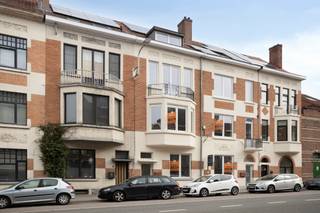 Prachtig herenhuis te koop in Kessel-Lo, waar karakter, modern comfort én energiezuinig wonen naadloos samenkomen. Deze volledig gerenoveerde woning heeft haar authentieke charme behouden, met oog voor detail en hoogwaardige afwerking.<br /><br />Bij de renovatie is bijzondere aandacht besteed aan energiezuinigheid: hoogwaardige isolatie, duurzame materialen en moderne technieken resulteren in een EPC A-score, waardoor u geniet van een comfortabel en energiezuinig huis.<br /><br />Met een bewoonbare oppervlakte van maar liefst 300 m² biedt deze ruime woning alle plaats voor een groot gezin of wie graag royaal woont. Het huis beschikt over 6 volwaardige slaapkamers en 2 stijlvolle badkamers, wat zorgt voor optimaal comfort en flexibiliteit.<br /><br />Gelegen aan de Tiensesteenweg in Kessel-Lo, bevindt deze woning zich op een steenworp van het centrum van Leuven, met winkels, scholen, openbaar vervoer en andere faciliteiten binnen handbereik.<br /><br />Achteraan geniet u van een gezellig terras en een charmant stadstuintje, ideaal om tot rust te komen of gasten te ontvangen in alle privacy.<br /><br />Een unieke opportuniteit voor wie op zoek is naar ruimte, karakter, een energiezuinig EPC A-huis en een topligging.<br /><br />Interesse? Neem contact op met Alexander via 0479 79 86 94 of alex@sophimo.be!