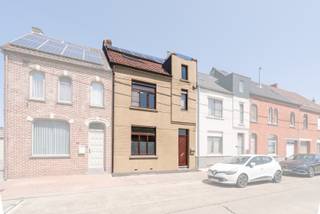 <p>Gezellige instapklare woning met 3/4 slaapkamers en tuin.<br />Gelegen in het rustige Idegem, tussen Ninove en Geraardsbergen, kan u deze gezellige gezinswoning vinden met 3 ruime slaapkamers en een kleine slaapkamer/dressing.</p>

<p>De woning is instapklaar, heeft geen renovatieverplichting en een conforme elektrische keuring. Er zijn zonnepanelen aanwezig aan de woning en de verwarming werkt op gas met een centrale verwarming via radiatoren. Voor de gezelligheid is er in de salon ook een houtkachel aanwezig.<br /><br />Indeling:<br />-1: Droge kelder met waterverzachter en CV (Junkers)<br />0: Inkomhal met vestiaire, toilet, woonkamer, eetplaats, keuken (Amerikaanse koelkast, vaatwas, combi-oven, keramische kookplaat) met kasten, veranda, badkamer (ligbad, douche, wastafel in meubel, toilet), terras en tuin met tuinhuis.<br />+1: Nachthal, 2 ruime slaapkamers en kleine slaapkamer/dressing<br />+2: Zolderverdieping, in te richten als slaapkamer/polyvalente ruimte<br /><br />Bent u op zoek naar een instapklare woning zonder verplichtingen met meerdere kamers en een ruime tuin? Neem snel contact op!</p>