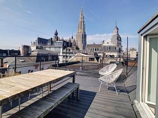 Cosy GEMEUBELD duplex-appartement met heerlijk dakterras in een karaktervol gebouw, gelegen op een steenworp afstand van de Grote Markt en de Groenplaats.<br /><br /><strong>Indeling: </strong>ruime living op parket, volledig ingerichte open keuken op parket, badkamer in keramisch leisteen met ligbad; lavabo; toilet en handdoekdroger.<br />Verdieping: ruime slaapkamer op parket, toegang tot dakterras met zicht op de kathedraal en de Boerentoren.<br /><br /><strong>Bijzonderheden:</strong>
<ul>
<li>Parlofoon.</li>
<li>Prachtig dakterras, uitgerust met loungeset.</li>
<li>Kosten €250,-/mnd. ALL-IN (gas, water, electriciteit, tv, internet en verzekering)</li>
</ul>
<br />
