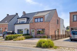 <p><span><span><strong><u>Prachtig gerenoveerde woning (2024) met 3 ruime slaapkamers, een bewoonbare oppervlakte van 191 m² en zonnige ruime tuin te Nijlen. </u></strong></span></span></p><p><span><span>Indeling: </span></span></p><p><span><span><strong>- Gelijkvloers: </strong></span></span></p><ul><li><span><span>inkomhal van 6 m² met apart gastentoilet en toegang tot de droge kelder</span></span></li><li><span><span>Zeer ruime en zonnige woon-/eetkamer op gepolierde betonvloer</span></span></li><li><span><span>Volledig geïnstalleerde open keuken voorzien van: kwalitatieve Zanussi-toestellen en een praktisch kookeiland</span></span></li><li><span><span>Ruime berging voorzien van aansluiting wasmachine/droogkast</span></span></li><li><span><span>Handige zijingang mrt vestiaire-mogelijkheden.</span></span></li></ul><p><span><span><strong>- 1e verdieping: </strong></span></span></p><ul><li><span><span>Nachthal met toegang tot de prachtige badkamer voorzien van; inloopdouche, toilet en lavabomeubel. Er is reeds een voorziening voor een ligbad. </span></span></li><li><span><span>3 zeer ruime slaapkamers allen op parket. </span></span></li></ul><p><span><span><strong>- Tuin: </strong></span></span></p><ul><li><span><span>Ruim en zonnig terras van 30 m². </span></span></li><li><span><span>Zonnig en volledig afgesloten tuin van 768 m² achter de woning</span></span></li><li><span><span>Ruime oprit voor 4-5 wagens. </span></span></li></ul><p><span><span>EXTRA: </span></span></p><ul><li><span><span>Volledig gelijkvloers voorzien van vloerverwarming</span></span></li><li><span><span>EPC: 108 kWh/m² uc: 20260222-0003806870-RES-1 (Klasse B). </span></span></li><li><span><span>Laadpaal </span></span></li><li><span><span>Bergingszolder</span></span></li><li><span><span>Elektriciteit conform</span></span></li><li><span><span>Perceelscore A, gebouwscore A, woongebied, stedenbouwkundige info in aanvraag</span></span></li></ul><p><span><span>Nabij school, winkels, autosnelweg, openbaar vervoer, etc. Voor meer info ga naar www.coenenvastgoed.be of bel 03/375.82.92</span></span></p>