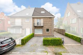 Ontdek nu deze ruime woning in Merelbeke, ideaal gelegen, in een rustige straat en toch dichtbij Merelbeke-Flora.<br />De woning omvat een grote leefruimte met gezellige zithoek en aansluitend een lichtrijke leefkeuken.<br />De keuken geeft uit op een tof terras en een gezellige tuin.<br />Op het verdiep bevindt zich de moderne badkamer, master-bedroom en een 2de slaapkamer vanwaar we naar de 2de verdieping gaan. <br />Daar bevinden er zich nog 2 ruime slaapkamers.<br /><br />Verder is er een grote garage en is er genoeg extra parkeerruimte op de privatieve oprit.<br /><br />De volledige woning werd de voorbije jaren energetisch gerenoveerd en mede dankzij de zonnepanelen is deze klaar voor de toekomst.<br /><br />**De gepubliceerde prijs is een richtprijs. Dit betekent dat u vrij bent om een bod uit te brengen. De verkoper behoudt zich het recht voor om al dan niet op een bod in te gaan. De uiteindelijke verkoop kan pas tot stand komen na aanvaarding van een bod.<br /><br />Interesse? Contacteer Matthias op 0497/76.84.89<br />