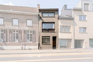 Opbrengsteigendom met 2 appartementen in centrum Aalst – Pontstraat 49Bent u op zoek naar een strategisch gelegen investering? Dan is dit gebouw in...