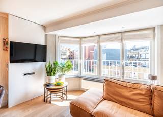 Op een rustige ligging, vlakbij zee, duinen en op wandelafstand van het centrum van Koksijde Bad, treffen we PRACHTIGE appartement met 2 slaapkamers en duurzame materialen aan in residentie Wellington. <br /><br />Dit instapklare pand onderging enkele jaren geleden een totaalrenovatie met duurzame materialen. Daarnaast geniet de leefruimte van een zuidgerichte oriëntatie waardoor het er heel aangenaam vertoeven is.<br /><br />Dit appartement werd als volgt ingedeeld: inkomhal met vestiaire | volwaardige slaapkamer met dubbel bed | volledig uitgeruste en halfopen keuken | zonnige leefruimte | volwaardige slaapkamer met ingemaakte kasten en dubbel bed | badkamer voorzien van inloopdouche en lavabo in meubel | afzonderlijk toilet.<br /><br />Verder bezit dit appartement over een privatieve kelder en een vlot toegankelijke, gemeenschappelijke fietsenberging in het gebouw. <br /><br />Op zoek naar een zonnig appartement met duurzame materialen vlakbij zee? Contacteer ons vandaag nog voor een afspraak ter plaatse!