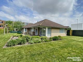 Deze uitstekend onderhouden gelijkvloerse woning met bouwjaar 1993 biedt een unieke combinatie van wooncomfort en een schitterende tuinbeleving.Het...