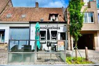 Wenst u een handelszaak te starten op het charmante Drongenplein, omgeven door groen, een trekpleister voor toeristen, dan is dit uw kans!...