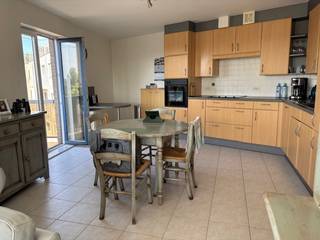 Ruim appartement bestaande uit : inkomhall met berging, apart toilet, zongerichte living met terras met fantastisch zicht over de villawijk,...