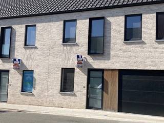 <p>Gelegen aan de Duinkerkestraat nr. 68 in het hart van Poperinge, vindt u deze ruime rijwoning die klaar is om nieuwe herinneringen te creëren. Dit huis biedt een perfecte mix van comfort en potentieel, waardoor het een ideale keuze is voor gezinnen en jonge professionals die op zoek zijn naar een warme omgeving om in te wonen. De indeling van de woning bestaat uit: inkomhal, afz. toilet, leefruimte, keuken, wasruimte, garage, terras en tuin, 1ste verdiep: nachthal, 3 slaapkamers, badkamer en zolder. <br />Dankzij de centrale locatie bent u omringd door alle voorzieningen die Poperinge te bieden heeft. Van supermarkten, scholen en winkels, alles is binnen handbereik. Dit pand is een uitnodiging om u eigen woonverhaal te beginnen, waar ruimte en sfeer samenkomen.</p>