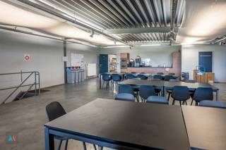 Industriële loods in Hoogstraten, Hinnenboomstraat 1.Deze goed uitgeruste loods van 522 m² (bouwjaar 2000) biedt een vrije hoogte van 7,5 meter,...