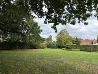 Droom je van een eigen woning op een toplocatie, omgeven door groen en rust, maar toch dichtbij alle voorzieningen? Dan is dit perceel in het hart...