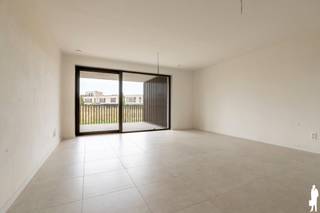 <p><strong>DEZE ZOMER NOG UW NIEUWE THUIS IN RESIDENTIE TAMBOER? <br /></strong><strong>De werken zijn in volle uitvoering, en de oplevering wordt verwacht rond september '26. <br /><br />Tamboer– Een gezellig thuis om buitengewoon te leven.<br /></strong>In het bruisende hart van Turnhout, waar geschiedenis en stadsleven elkaar ontmoeten, verrijst op dit moment <strong>Residentie Tamboer: </strong>Een stijlvolle nieuwbouwresidentie die naam en inspiratie ontleent aan de tamboer: de trommelaar die het ritme aangeeft en de stoet voorgaat. Net als de tamboer, zet dit project de toon voor modern en comfortabel stadswonen.</p>
<p><strong>De maat van het stadsleven<br /></strong>Residentie Tamboer ligt binnen de ring van Turnhout, omringd door water, groen, en wandelpaden. Alles wat Turnhout te bieden heeft, bevindt zich op wandelafstand: van de Grote Markt, tot het Stadspark. Hier woont u middenin het kloppende hart van de stad, zonder in te boeten op rust en privacy.</p>
<p><strong>Architectuur met karakter<br /></strong>Het ontwerp combineert eigentijdse lijnen met warme materialen en groene gevels, waardoor het gebouw naadloos aansluit bij de levendige stadsomgeving. Grote ramen zorgen voor overvloedig daglicht en een open gevoel, en op de échte leefterrassen wordt het heerlijk vertoeven. Elk appartement is doordacht ingedeeld, met aandacht voor ruimte, comfort en energie-efficiëntie.</p>
<p><strong>Troeven op een rij<br /></strong><strong>Centrale ligging</strong> – op enkele stappen van winkels, horeca en openbaar vervoer<br /><strong>Moderne afwerking</strong> – kwalitatieve materialen en tijdloos ontwerp<br /><strong>Energiezuinig wonen</strong> – lage energiekosten en toekomstgerichte technieken<br /><strong>Privé buitenruimte</strong> – Een écht leefterras bij elk appartement<br /><strong>Ondergrondse parkeermogelijkheid én grote fietsenstalling</strong></p>
<p><strong>Leef mee op het ritme van Turnhout</strong><br />Of u nu houdt van het levendige stadsleven of van rustige momenten thuis: in Residentie Tamboer bepaalt u zelf het tempo. Dit is dé kans om te wonen of investeren op een locatie waar comfort, stijl en stadsdynamiek samenkomen. <br /><br /><strong>Oppervlaktes en prijzen</strong><br />Er zijn verschillende appartementen, met keuze uit <strong>2 of 3 slaapkamers en riante (hoek)terrassen.</strong> Oppervlaktes beginnen vanaf 89m² en gaan tot 121m², telkens exclusief de ruime terrassen tot maar liefst 61m². <strong>Prijzen starten in deze fase vanaf € 271.400,</strong> excl. parking en aankoopkosten. <br /><br /><strong><span>Inmiddels is ook fase 2 gelanceerd:</span> Hier starten de prijzen vanaf € 227.900 voor oppervlaktes vanaf 69 m², </strong>exclusief parking en aankoopkosten. Een aantal appartementen zijn uitermate geschikt als <strong>investering</strong>. En ook <strong>starters </strong>of <strong>alleenstaanden </strong>vinden hier zeker hun ding.</p>
<p><strong>Wie is de projectontwikkelaar?</strong> DC Belgium is al decennia een toonaangevende ontwikkelaar. Zij behoren tot de top van de Belgische vastgoedontwikkelaars en staan voor betaalbare kwaliteit, een gevarieerd woonaanbod en veel aandacht voor groen. Deze jarenlange ervaring garandeert gemoedsrust: U bent verzekerd van een persoonlijke begeleiding doorheen het volledige aankoopproces en een afwerking tot in de puntjes.<br /><strong><span><br /><span>U geniet bij uw aankoop een volledige wettelijke bescherming dankzij de Wet Breyne (woningbouwwet). We lichten dit graag persoonlijk toe, of u kan alvast meer informatie nalezen via www.deboerenpartners.be/wet-breyne </span></span><br /><br /></strong></p>