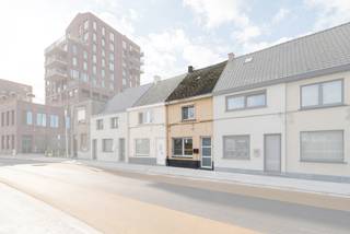 Ben je op zoek naar een gerenoveerde rijwoning nabij het centrum van Wetteren? Zoek niet verder! Deze woning te Scheldekaai 17 heeft alles wat je zoekt. <br /><br />Indeling gelijkvloers: <br />- Woonkamer <br />- Uitgeruste open keuken<br />- Badkamer met ligbad en toilet <br /><br />Indeling eerste verdieping: <br />- Nachthal<br />- 2 slaapkamers<br /><br />Indeling tweede verdieping:<br />- Zolder met vaste trap die kan dienen als bureau of hobbyruimte<br /><br />Bijzonderheden:<br />- Conforme elektriciteit <br />- Geen renovatieplicht (EPC C)<br />- Voldoende parkeerplaatsen op slechts één minuut stappen<br />- Ideaal als investering. Potentiële huurprijs van 900 euro / maand<br />- Gelegen langs de Scheldedijk heeft u de mogelijkheid om een ontspannende wandeling te maken<br />- Gelegen nabij het centrum van Wetteren, profiteer je van een uitstekende bereikbaarheid van lokale voorzieningen zoals winkels, scholen, restaurants en het station van Wetteren.<br /><br />Mis deze kans niet en vraag vandaag nog jouw bezoek aan door contact op te nemen met Jill via jill.de.deurwaerdere@albert.immo of 0495 69 61 64.<br /><br />Bij Albert kom je thuis!