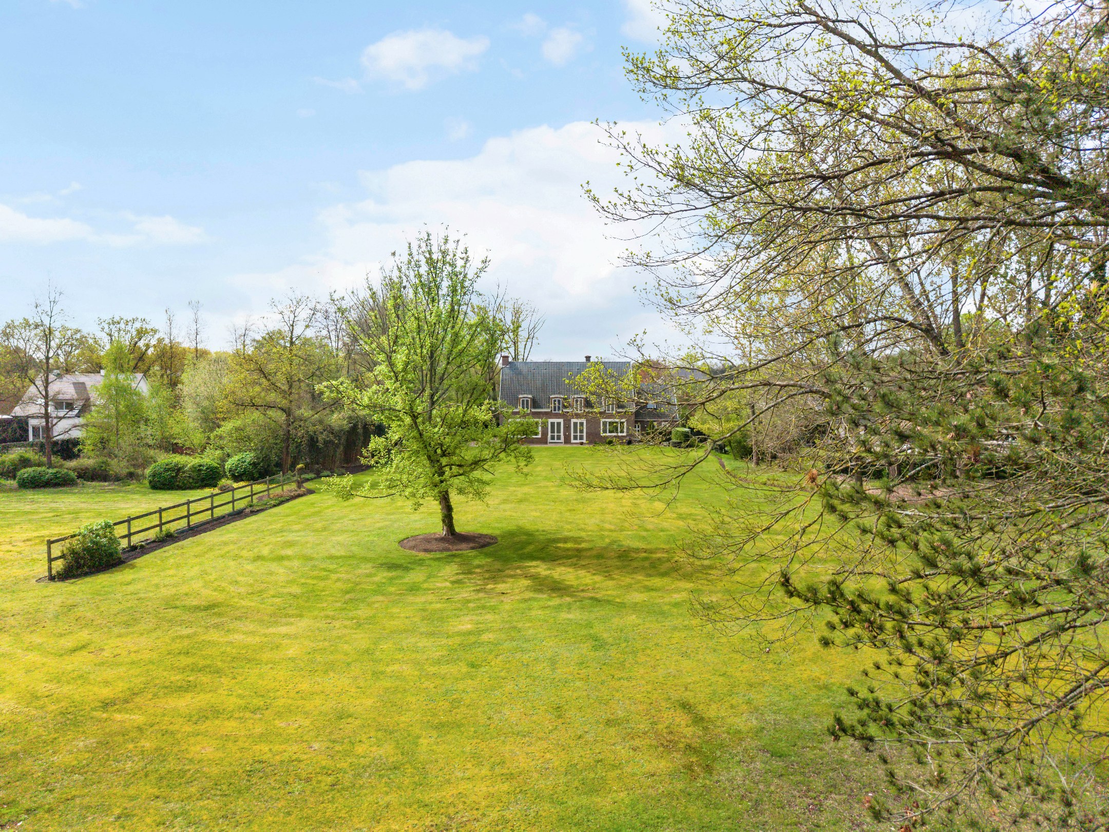 Uitzonderlijk domein van ca. 3,2 hectare in exclusieve residentiële omgeving te Hasselt (grens Bokrijk). - foto 1