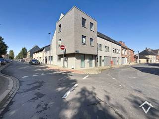 Deze woning is gelegen pal in het stadscentrum van Roeselare, kortbij het kerkhof, stadspark, Colruyt, Grote Markt, de winkelstraat etc.<br /><br />De indeling is als volgt: inkomhal - apart toilet - bureau - lichtrijke leefruimte/eetplaats - keuken - wasberging - garage uitkomend op de Groenestraat. <br />Verdiep 1: hall - extra leefruimte/living of hobbyruimte - toegang tot het zonnige dakterras. <br />Verdiep 2: Nachthal - 2 volwaardige slaapkamers en badkamer met toilet, dubbele lavabo en douche. <br />Via de nachthal is er toegang tot de geïsoleerde zolder. <br /><br />Centraal en energiezuinig wonen? Dan is dit de opportuniteit. <br />Vrij vanaf 15/09/2026. Maximum voor 4 personen, voor zowel bewoning als domiciliëring. <br /><br />Interesse? Gelieve uw gegevens aan te vullen via het contactformulier, dan contacteren wij u zelf terug via mail.