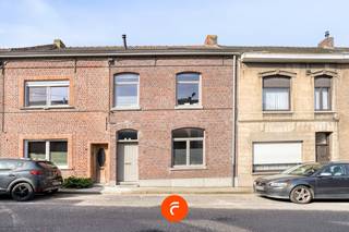 Lichtrijke woning met tal van authentieke elementen. Rustig gelegen vlakbij het centrum van Lauwe en de Leie. Het huis omvat een inkom, gezellige...