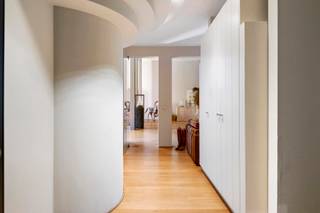 <span>Sur la prestigieuse avenue Jan Van Rijswijck, cet appartement exceptionnel est situé au premier étage d’un immeuble majestueux récemment rénové. Avec une superficie habitable de 180 m², comprenant une spacieuse terrasse, il offre une expérience de vie luxueuse avec tout le confort moderne. <br /><br />Dès l’entrée, vous êtes accueilli par un espace de vie impressionnant, où les hauts plafonds de 3,8 mètres procurent une sensation d’ouverture et d’espace. Grâce aux grandes baies vitrées, le salon et la salle à manger sont baignés de lumière naturelle, mettant en valeur les finitions élégantes et les matériaux de haute qualité. <br /><br />L’appartement dispose de deux grandes chambres, chacune avec sa propre salle de bain. Toutes les installations techniques ont été récemment mises à jour et le toit a également été rénové, vous permettant ainsi de profiter de ce bien prêt à être emménagé en toute sérénité. <br /><br />Non seulement l’appartement respire le luxe, mais l’immeuble lui-même est également en excellent état. En 2023, la façade, le hall d’entrée et l’ascenseur ont été entièrement rafraîchis, contribuant ainsi à l’aspect raffiné de l’ensemble. De plus, une cave est prévue pour un espace de rangement supplémentaire. Une place de parking intérieure est également disponible pour 35.000 €. <br /><br />Cet appartement unique allie espace, luxe et un emplacement privilégié sur l’une des plus belles avenues d’Anvers. Une opportunité rare pour ceux qui recherchent un appartement élégant et prêt à vivre, avec toutes les commodités modernes.</span>