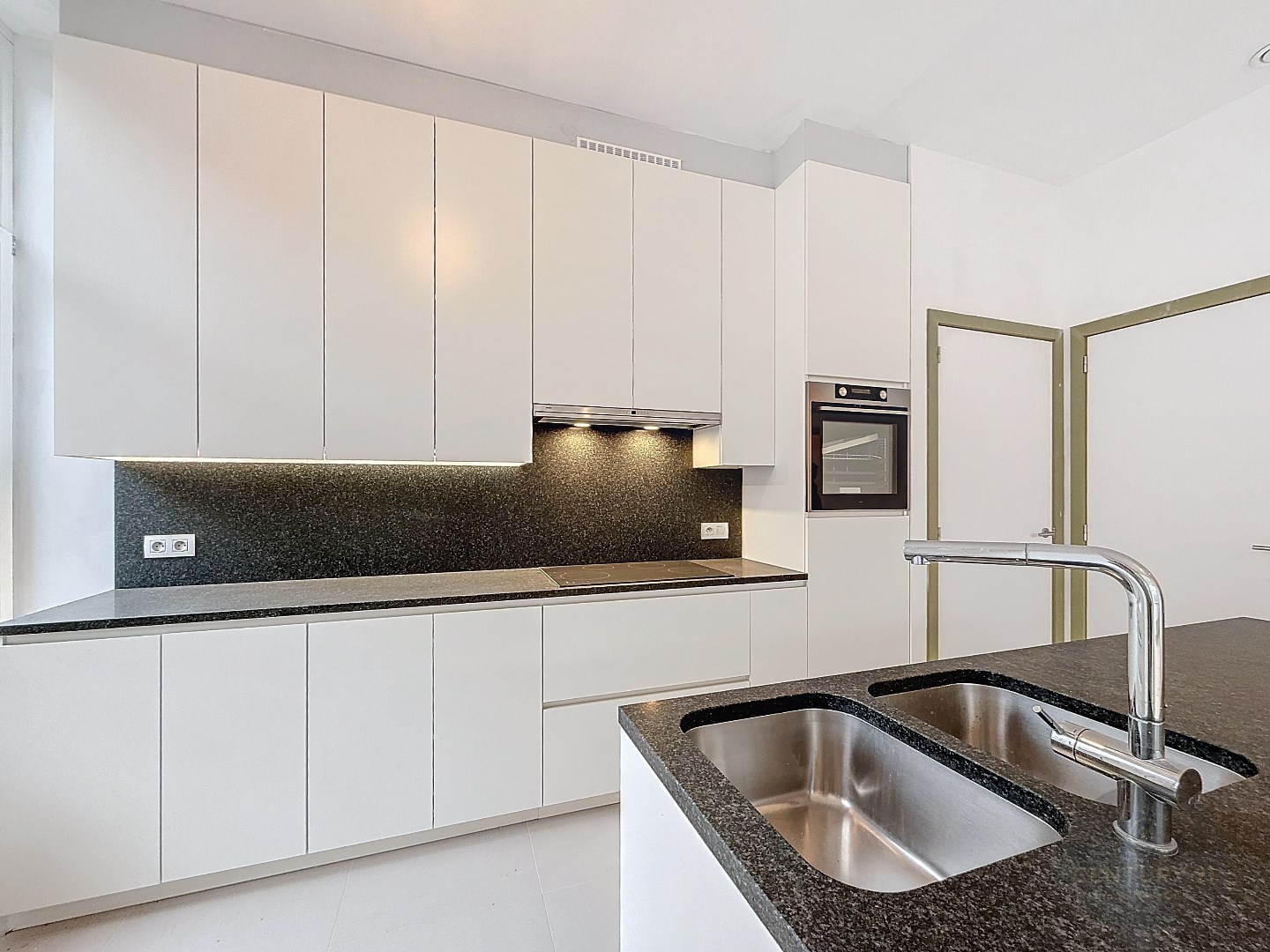 SUBLIEM nieuw 2 slaapkamer app met TERRAS! - foto 5