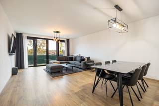 <div>Te koop: stijlvol 2-slaapkamerappartement met terras en grote gemeenschappelijke tuin in Hoboken</div>
<div></div>
<div>Ontdek dit prachtige 2-slaapkamerappartement van 83 m², gelegen op de tweede verdieping van een verzorgd en recent gebouw in de Steynstraat 284 bus 22 te Hoboken. De Steynstraat ligt in een rustige woonwijk van Hoboken, vlak bij het centrum, het park Sorghvliedt en verschillende verbindingswegen richting Antwerpen.</div>
<div></div>
<div>Bij het binnenkomen word je meteen verwelkomd door een ruime en open leefruimte, waar grote ramen zorgen voor overvloedig daglicht en een aangenaam ruimtelijk gevoel. De moderne open keuken is volledig uitgerust met kwalitatieve toestellen en biedt alles voor wie graag kookt of gasten ontvangt.</div>
<div>Via de leefruimte heb je toegang tot een knus terras. Bovendien beschik je over een ruime gemeenschappelijke tuin, een waar pluspunt voor gezinnen of wie houdt van een streepje groen in de stad.</div>
<div></div>
<div>Het appartement omvat verder twee volwaardige slaapkamers, een verzorgde badkamer met bad/douche, een aparte berging in het appartement en een berging in de ondergondse parkeergarage. Het geheel verkeert in uitstekende staat.</div>
<div>Momenteel is het appartement verhuurd aan € 780/maand + € 100 kosten, wat het ook een uitstekende investeringsopportuniteit maakt.</div>
<div><br />Een ondergrondse autostaanplaats is verplicht mee aan te kopen aan € 27.000, zodat je altijd verzekerd bent van een veilige parkeerplek.</div>
<div></div>
<div>Bijzonderheden:</div>
<div>-<span> </span>Bewoonbare oppervlakte: 83 m²</div>
<div>-<span> </span>2 slaapkamers met veel lichtinval</div>
<div>-<span> </span>Lichtrijke leefruimte met open keuken</div>
<div>-<span> </span>Zonnig terras + grote gemeenschappelijke tuin</div>
<div>-<span> Nieuwe condensatieketel sinds 2 maanden</span></div>
<div>-<span> </span>Verhuurd met mooie opbrengst</div>
<div>-<span> </span>Goede ligging</div>
<div>-<span> </span>Verzorgd gebouw</div>
<div>Voor meer informatie of een bezoek contacteer Arno op arno@reds.be of +32 498 66 21 41</div>
<div></div>