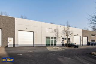 Bent u op zoek naar een opslagruimte met een vlotte verbinding naar de belangrijke invalswegen?Dan is dit recent gebouwd magazijn ongetwijfeld iets...