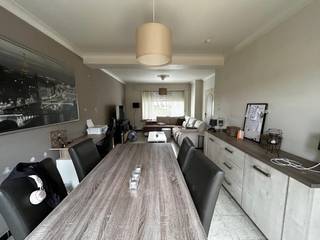 Deze te renoveren woning is de perfecte opportuniteit voor wie op zoek is naar een eigendom die volledig naar eigen stijl en wensen ingericht...