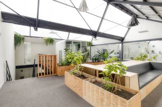 In bedrijvencentrum Intraxie te Roeselare-Rumbeke bevindt zich dit instapklaar kantoor van ca. 40m².<br /><br />De ideale coworking-locatie waarbij u een eigen afgesloten bureel heeft en mee kan genieten van de collectieve voorzieningen zoals ondermeer een gezellige binnentuin, bar, ingerichte keuken met alle voorzieningen, zongericht terras,.. <br />Dit zijn enkele van de troeven die de ruimtes aangenaam en anders maken naar de standaard kantoren.<br /><br />Door deze gemeenschappelijke ruimtes slagen de ondernemingen er ook in elkaar te ontmoeten binnen het centrum en gezamenlijk aan projecten te werken, wat door vele bedrijven als een extra troef wordt aanzien!<br /><br />Op heden zijn onder andere volgende partijen hier gevestigd: renovatie-, schildersbedrijf, architectenkantoor, ingenieurskantoor, webbedrijf, ...<br /><br />* Voorzieningen kantoor:<br />- verwarming op gas<br />- airco<br />- verlichting<br />- veel natuurlijke lichtinval<br /><br />* Gemeenschappelijke meeting room met smartboard, keuken, sanitair, bar zijn bijkomende ruimtes die gebruikt kunnen worden. <br /><br />* Parking op de site<br /><br />Uitstekende ligging door vlotte bereikbaarheid, nabij op-en afrit Roeselare-Izegem.<br /><br />Kortom een opportuniteit indien u op zoek bent naar een locatie waar coworking mogelijk is en waar gebruik gemaakt kan worden van de verschillende faciliteiten zoals de meeting rooms, ingerichte keuken, binnentuin, terras, ...<br /><br />Bent u op zoek naar bedrijfsvastgoed bestaande uit een kantoor ter beschikking gesteld in Roeselare? Aarzel dan niet om ons te contacteren op het nummer 051 21 22 23.<br /><br />Dit betreft een terbeschikkingstelling van kantoren met diensten.