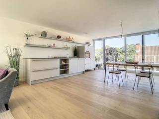 Droomt u van een unieke woonervaring waar ruimte, luxe en locatie samenkomen? Dan is dit gloednieuwe dakappartement in het project Vest in...