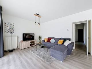 Dit leuk appartement is op zoek naar nieuwe bewoners. Het beschikt over 2 slaapkamers, gezellige ruime leefruimte en een leuk terras. Daarnaast is het top gelegen en heeft een een gunstig EPC.INDELING:- inkomhal- gastentoilet- badkamer- slaapkamer 1 voorzien als ruime dressing of bureau- slaapkamer 2 met airco- ruime lichtrijke leefruimte- volledig geïnstalleerde keuken die deels vernieuwd is- gezellig terrasALGEMEEN:- garagebox verplicht bij te huren: €50 per maand- vrij parkeren achteraan het gebouw- top ligging- gunstig EPC- airconditioning- rolluiken in de kamers- deels vernieuwdDe snelste manier om een bezoek te brengen aan deze woning? Vraag je bezoek aan via de rode knop op onze website (www.dewaele.com) en je wordt gecontacteerd door onze makelaar. Telefonisch kunnen er geen afspraken gemaakt worden. Bij andere vragen kun je ons telefonisch contacteren via 056 605 605.