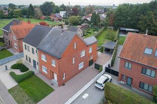 <u><strong>Troeven</strong></u>
<ul>
	<li>Gegeerde en residentiële ligging aan de rand van Hasselt</li>
	<li>Ruim perceel met een aangename achtertuin</li>
	<li>Volledig instapklare woning</li>
	<li>Ruime leefruimtes met aangenaam zicht op de tuin</li>
	<li>Extra potentieel op de ruime zolderverdieping</li>
</ul>
<strong><u>Ligging</u></strong><br /><br />Deze uitstekend onderhouden gezinswoning is gelegen op een ruim perceel in een gegeerde en residentiële omgeving aan de rand van Hasselt. Een rustige woonomgeving wordt hier gecombineerd met een uitstekende bereikbaarheid en een vlotte verbinding met de stad.<br />Zowel het centrum van Kuringen als het bruisende stadscentrum van Hasselt zijn in amper een tiental minuten met de fiets bereikbaar. Voor wie graag geniet van de natuur, liggen het Albertkanaal en het uitgestrekte natuurgebied tussen Kuringen en Zonhoven vlakbij. De omgeving van De Wijers, met haar bossen, weilanden en prachtige fiets- en wandelroutes, vormt dan ook een ideale plek voor ontspanning in de buitenlucht.<br />Ook op vlak van mobiliteit is de ligging bijzonder interessant. Via de verbindingsweg Hasselt-Eindhoven bereik je snel de belangrijkste invalswegen en ook de op- en afrit van de E313 in Kuringen bevindt zich op korte afstand.<br /><br /><strong><u>Indeling</u></strong><br /><br />Deze traditionele, maar volledig instapklare gezinswoning biedt heel wat ruimte en mogelijkheden. Doorheen de jaren werd de woning steeds aangepast en onderhouden, zodat ze vandaag voldoet aan het hedendaagse wooncomfort.<br />Op het gelijkvloers kom je binnen via de inkomhal, die toegang geeft tot de ruime en open leefruimte met een gezellige woonkamer en eetkamer. Aansluitend bevindt zich de bijzonder ruime en volledig geïnstalleerde keuken, die naast een praktische inrichting ook plaats biedt aan een aparte eet- en zithoek. Dankzij de grote raampartijen geniet je vanuit de keuken van een aangenaam zicht op het terras en de ruime achtertuin.<br />Verder vinden we op het gelijkvloers nog een badkamer, een apart toilet en een afzonderlijke cv-ruimte. Een kelder is ook aanwezig.<br />De eerste verdieping omvat een nachthal en vier afzonderlijke kamers, waardoor je hier volledig vrij bent in de invulling. Zo kan je bijvoorbeeld kiezen voor drie slaapkamers en een dressing. Een andere mogelijkheid is een combinatie van twee slaapkamers, een praktische thuiswerkplek en een extra badkamer, zoals weergegeven in de simulatie.<br />De ruime zolderverdieping biedt vervolgens nog heel wat extra potentieel. Mits de nodige inrichting kan hier bijvoorbeeld een volwaardige master bedroom worden gecreëerd, eventueel met een dressing, zithoek en afzonderlijk slaapgedeelte.<br />Deze woning combineert vandaag comfort en ruimte met een interessante ligging én biedt tegelijk de nodige flexibiliteit om de verschillende ruimtes volledig af te stemmen op jouw eigen woonwensen.