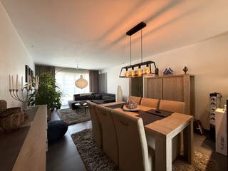 Dit instapklare en smaakvol afgewerkte appartement is uitstekend gelegen in het centrum van Lebbeke, met winkels, openbaar vervoer en alle dagelijkse voorzieningen op wandelafstand.<br /><br />Het appartement beschikt over een inkomhal met gastentoilet, een ruime en lichtrijke leefruimte met open, volledig ingerichte keuken en aansluitend een aangenaam terras. Verder zijn er 2 volwaardige slaapkamers, een badkamer en een ruime berging naast de keuken.<br /><br />Extra troeven:
<ul>
<li>Garage inbegrepen in de huurprijs;</li>
<li>Mooi terras;</li>
<li>Lift aanwezig in het gebouw;</li>
<li>Kwalitatieve afwerking;</li>
<li>EPC: 83 kWh/m² jaar;</li>
<li>Vlotte bereikbaarheid;</li>
</ul>
Beschikbaar vanaf 01/09<br />Provisie algemene kosten: €50/maand.<br /><br />Een comfortabel appartement op een toplocatie in Lebbeke.<br />Bezoek mogelijk op afspraak met Arcade Vastgoed.