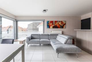 <strong>Appartement met 1 slaapkamer te huur in De Panne</strong><br />
<p>Rustig gelegen appartement te huur op het 2de verdiep, ideaal voor wie comfortabel wil wonen vlakbij het centrum en de zee.</p>
<p>Het appartement beschikt over een ruime en lichtrijke leefruimte met grote ramen die uitgeven op een aangenaam terras aan de voorzijde. De open indeling zorgt voor een aangename verbinding tussen de zithoek, eetplaats en de volledig open keuken.</p>
<p><strong>Indeling</strong><br /><br />Het appartement beschikt over een inkom, een open keuken en een living met toegang tot het balkon. Verder is er een badkamer met bad en douche + aansluiting wasmachine, 1 slaapkamer en een berging.<br />Het appartement beschikt ook over een garage en een kelder.<br /><br /><strong>Troeven</strong></p>
<ul><li>Mogelijkheid om een garage + kelder bij te huren voor €100 </li><li>Zonne screens aanwezig</li><li>Dichtbij het centrum en openbaar vervoer</li><li>Rustige ligging in De Panne<br /> </li></ul>
Interesse?<strong> </strong>Neem gerust contact met ons op voor meer informatie of een bezichtiging.<br /><strong>Contact: </strong>Soraya: soraya@servimoholidays.be / 058/22.41.70