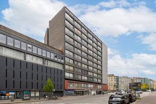 Bekijk alvast het grondplan, het gunstige EPC, het conforme elektriciteitsattest en de asbestinventaris via de Wellimmo-site (‘Documenten’).<br />Voor meer info of een bezoek: info@wellimmo.net of 03/225.00.68<br /><br />Op de 7e verdieping van een goed onderhouden residentie, vlak aan het Stadspark, bevindt zich deze lichtrijke en gemeubelde studio van 42 m². Dankzij het zeer grote schuifraam geniet de studio van een uitzonderlijke natuurlijke lichtinval én een prachtig panoramisch zicht over Antwerpen.<br />De praktische indeling omvat een aangename leefruimte met slaapgedeelte, een volledig uitgeruste keuken en een badkamer met ligbad. De ligging is bijzonder aantrekkelijk: op wandelafstand van het Stadspark, winkels, horeca en diverse culturele hotspots, met bovendien een vlotte verbinding naar de belangrijkste uitvalswegen en het openbaar vervoer.<br />Een bijkomende troef is de interessante verhuursituatie: de studio is momenteel gemeubeld verhuurd aan €950/maand, inclusief kosten. Hierdoor vormt deze eigendom een interessante investering met een bestaande huurder, maar ook een aantrekkelijke opportuniteit voor een starter die op termijn zelf wil bewonen.<br /><br />Troeven:<br />7e verdieping met panoramisch stadszicht - zeer lichtrijk dankzij groot schuifraam<br />Gemeubeld verhuurd aan €950/maand incl. kosten<br />Gunstig EPC-label B<br />Conforme elektriciteitskeuring<br />Asbestinventaris beschikbaar<br />Aan het Stadspark<br />Centrale ligging met winkels, horeca en openbaar vervoer in de directe omgeving<br /> 