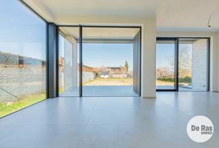 ZWALM - Nieuwbouwwoning voorzien van alle comfort!<br /><br />Deze prachtige nieuwbouwwoning zal u in al zijn opzichten kunnen bekoren. Deze woning, die werd gezet met zeer kwalitatieve materialen, biedt u alle moderne comfort. De woning werd gebouwd naar de huidige regelgeving betreffende isolatie- en ventilatienormen waardoor u hier terechtkomt in een uiterst energiezuinige woning voorzien van warmtepomp, vloerverwarming, ventilatie, hoogrendementsglas, 11 zonnepanelen,....Door het gebruik van grote raampartijen is de woning voorzien van veel natuurlijk daglicht en zijn er prachtige zichten naar de tuin. Natuur en wonen vloeien mooi in elkaar! <br /><br />Naar indeling toe beschikt de woning op het gelijkvloers over een inkomhal met gastentoilet, een lichtrijke woonkamer met aansluitend een open, volledig geïnstalleerde keuken, een praktische bergruimte en een ruime inpandige garage. Op de verdieping bevinden zich naast de nachthal 4 slaapkamers, een apart toilet, een moderne badkamer die beschikt over een ligbad en nog een tweede aparte doucheruimte. <br /><br />Daarnaast is de aangename tuin, met reeds aangelegd terras, zeker een extra troef.<br />In de directe omgeving bevinden zich openbaar vervoer, buurtwinkels, scholen en invalswegen.<br /><br />Mogelijkheid tot aankoop 6%<br />EPB nieuwbouw<br /><br />Kortom: Bent u op zoek naar een prachtige energiezuinige woning gelegen op een mooi perceel? Aarzel dan niet en maak snel een afspraak <br />info of bezoek 053/60.65.60<br /><br />Aankoop onder gesplitst stelsel: <br />Grondwaarde: €175.000 (registratierechten 12%)<br />Constructiewaarde: €400.000 (6% btw of 21% btw)<br />Totaal incl. btw en registratie, excl. kosten en excl. notariskosten: €611.000,00 (6% btw) of €680.000,00 (21% btw)