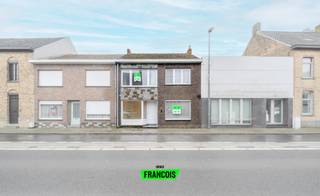 In het charmante Woumen, een rustige deelgemeente van Diksmuide, vinden we deze gezellige en veelzijdige woning met drie volwaardige slaapkamers...