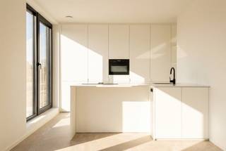 <h2><span>Wonen op niveau</span></h2><p><span>Wonen op niveau krijgt een nieuwe betekenis in dit stijlvolle penthouse, gelegen op de bovenste verdieping van een recente residentie in het centrum van Grobbendonk. Deze eigendom werd opgeleverd in 2026 en combineert hedendaags design, hoogwaardige technieken en een uitzonderlijk gevoel van ruimte en licht.</span></p><h2><span>Indeling</span></h2><p><span>De leefruimte vormt zonder twijfel het centrale ontmoetingspunt van het appartement. De royale raampartijen zorgen voor een prachtige lichtinval gedurende de hele dag en creëren een aangenaam gevoel van ruimte. Vanuit de woonkamer heeft u rechtstreeks toegang tot het ruime, zuid georiënteerde terras, waar binnen en buiten naadloos in elkaar overvloeien. Bovendien is er een geïntegreerde buitenberging aanwezig, ideaal voor het opbergen van tuinmeubilair en andere praktische benodigdheden.</span></p><p><span>De open, volledig ingerichte keuken sluit perfect aan bij de leefruimte en versterkt het gevoel van openheid en comfort. Aansluitend aan de keuken bevindt zich een praktische berging, voorzien van aansluitingen voor een wasmachine en droogkast.</span></p><p><span>Aan de rustige achterzijde van het gebouw bevinden zich twee volwaardige slaapkamers, die beide uitgeven op een tweede terras. Dankzij deze twee terrassen geniet u op elk moment van de dag van een aangename buitenruimte, met zowel zon als schaduw binnen handbereik. De stijlvolle badkamer is uitgerust met een ruime inloopdouche en een modern lavabomeubel. Daarnaast beschikt het appartement over een afzonderlijk gastentoilet.</span></p><p><span>Elk detail werd zorgvuldig doordacht, van de professioneel uitgewerkte lichtpunten tot de strategisch geplaatste stopcontacten die perfect inspelen op moderne woonwensen zoals audio- en smart-hometoepassingen.</span></p><p><span>Ook op vlak van energiezuinigheid scoort deze woning uitstekend. Vloerverwarming, een warmtepomp, zonnepanelen en ingebouwde screens zorgen voor een optimaal wooncomfort en een uitstekende energieprestatie (EPC-label A). Bovendien wordt het appartement verkocht onder registratierechten en geniet u dankzij het verlaagde kadastraal inkomen van een bijkomend financieel voordeel.</span></p><h2><span>Ligging</span></h2><p><span>Dit penthouse geniet van een uitstekende ligging in het centrum van Grobbendonk. Winkels, horeca, openbaar vervoer en andere dagelijkse voorzieningen bevinden zich op wandelafstand, waardoor u geniet van alle voordelen van een centrale ligging zonder in te boeten aan rust en woonkwaliteit.</span></p><h2><span>Extra voorzieningen</span></h2><p><span>Het gebouw beschikt over een lift en een gemeenschappelijke fietsenberging, wat zorgt voor extra gebruiksgemak in het dagelijkse leven. Bovendien hoort bij het appartement een private kelderberging, ideaal voor het opbergen van seizoensgebonden spullen of extra voorraad.</span></p><p><span>Voor wie op zoek is naar maximaal comfort, is er achteraan het gebouw een afgesloten garagebox met elektrische poort beschikbaar. Deze dient verplicht mee aangekocht te worden aan €</span><span>30.000</span><span> en biedt de mogelijkheid om een laadpunt voor een elektrische wagen te installeren. Zo geniet u niet alleen van een veilige parkeerplaats, maar bent u ook helemaal klaar voor de mobiliteit van morgen.</span></p><h2><span>Interesse?</span></h2><p><span>Een unieke opportuniteit voor wie op zoek is naar een instapklaar, energiezuinig en hoogwaardig afgewerkt penthouse op een centrale locatie. Bent u overtuigd van de troeven van deze eigendom? Neem dan gerust contact op voor meer informatie of een bezoek ter plaatse.</span></p><p><span> </span></p><p><span> </span></p>