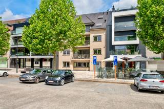 <p><span><span>Alweer VERKOCHT op 1e BEZOEKDAG. Contacteer RANDY REMUE 0479/ 99. 99. 90 als u ook op 1 DAG wil verkopen.</span></span></p><p>"ABSOLUTE TOPPER" - Afspraak ENIGE BEZOEKDAG ENKEL telefonisch via Randy Remue op 0479/ 99. 99. 90, meer info via Facebook "Remue Randy" - LIKE de pagina en blijf op de hoogte van alle nieuwe woningen. De stukken van de woning zijn te consulteren op www.immo-zone.be. In hartje SINT-LIEVENS-HOUTEM vinden we op het mooie Marktplein te nr 20 dit perfect instapklare gelijkvloers appartement met 2 slaapkamers en garage terug. Indeling: Wet betreden het appartement via de inkomhal met gastentoilet. Vervolgens gaan we naar de lichtrijke leefruimte bestaande uit zithoek en eetplaats en open keuken, voorzien van alle toestellen en met aansluitend een handige bergruimte met lavabo. We begeven ons verder naar de badkamer met douche en wastafel. Verder in het appartement vinden we nog de 2 ruime slaapkamers. De ruime garage aansluitend op het appartement is zeker een troef. Dit pand is een ABSOLUTE TOPPER voor starters, gezinnen of investeerders. Gelegen vlakbij winkels, scholen, openbaar vervoer en op 6 km van de autosnelweg. <br />P-score: A / G-score: A. VOOR ZEER SNELLE BESLISSERS!!<br />IMMO ZONE RHODELAND RANDY REMUE 0479/99. 99. 90 </p>