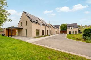 <p><strong>Laatste kans in project Dorpsloop – instapklare woning!</strong></p>
<p>Ontdek <strong>Lot 5</strong>, de laatste beschikbare woning in het kleinschalige nieuwbouwproject Dorpsloop in Halle-Zoersel. Deze open bebouwing is volledig afgewerkt en meteen instapklaar—je hoeft enkel nog te verhuizen en te genieten.</p>
<p>Gelegen op een perceel van 272 m² en met een bewoonbare oppervlakte van 129 m², biedt deze woning een perfecte combinatie van ruimte en comfort. Op het gelijkvloers vind je een lichtrijke leefruimte met open keuken, een praktische berging en een gastentoilet. De keuken geeft directe toegang tot het terras en de mooi aangelegde privétuin—ideaal voor gezellige momenten buiten.</p>
<p>Op de verdieping bevinden zich drie volwaardige slaapkamers en een compleet uitgeruste badkamer met ligbad, douche, dubbel lavabomeubel en toilet. Via een vlizotrap bereik je de zolderruimte, die extra opbergmogelijkheden biedt. Buiten geniet je bovendien van een carport en een tuinberging.</p>
<p><strong>Wonen in alle rust, met alles dichtbij</strong></p>
<p>Dorpsloop ligt in een autoluwe, nieuw aangelegde straat in het charmante Halle-Zoersel. Hier woon je in alle rust, terwijl winkels, scholen en ontspanning zich op korte afstand bevinden. De ideale balans tussen landelijke charme en praktische bereikbaarheid.</p>
<p><strong>Duurzaam en energiezuinig</strong></p>
<p>Deze woning is bijna-energieneutraal (E-peil ≤ 10) en uitgerust met vloerverwarming via een lucht-waterwarmtepomp en zonnepanelen. Dat betekent niet alleen een aangenaam binnenklimaat, maar ook lagere energiekosten en een duurzame toekomst.</p>
<p><strong>Zorgeloos kopen</strong></p>
<p>De aankoop gebeurt onder de Wet Breyne, wat je maximale zekerheid biedt. Je betaalt in schijven naarmate de werken vorderen—transparant en veilig.<br /><br />Deze laatste woning van het project wacht op haar nieuwe eigenaar!</p>