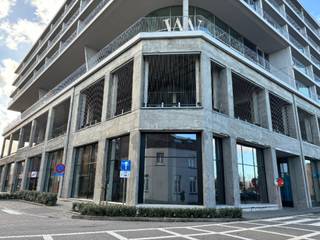 Gemengde ontwikkeling voor winkels, woningen en vrije tijd.Grote zichtbaarheid, op de hoek van de Dermondestraat en de Kattestraat, in het centrum...