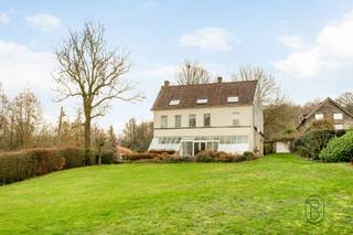 Karaktervolle woning op de flank van de Kluis met prachtig verzicht en een grote zuidwestgerichte tuin. Een unieke kans voor wie ruimte, licht...