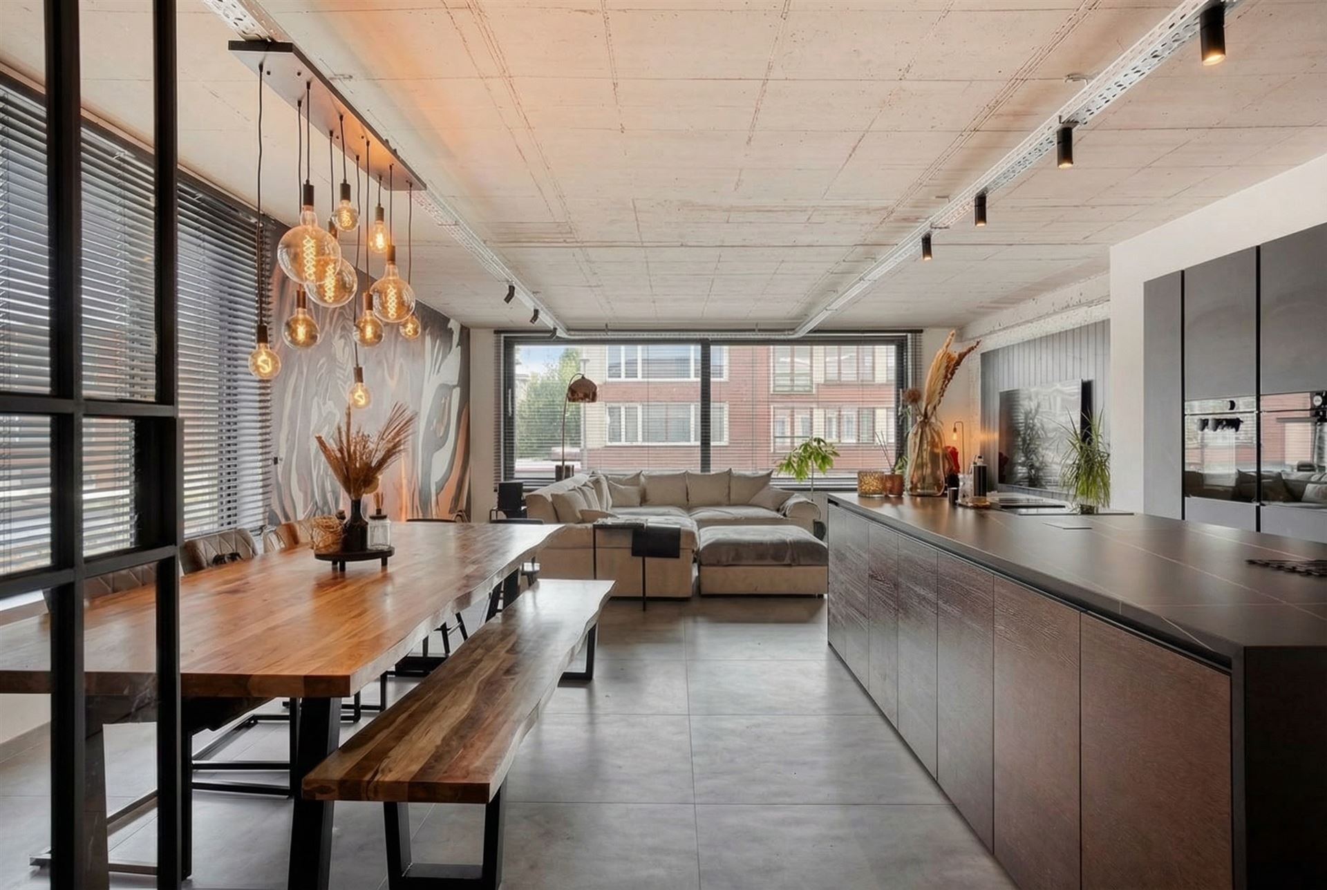 PRACHTIGE GERENEOVEERDE HOB MET ZEER RUIME GARAGE - foto 2